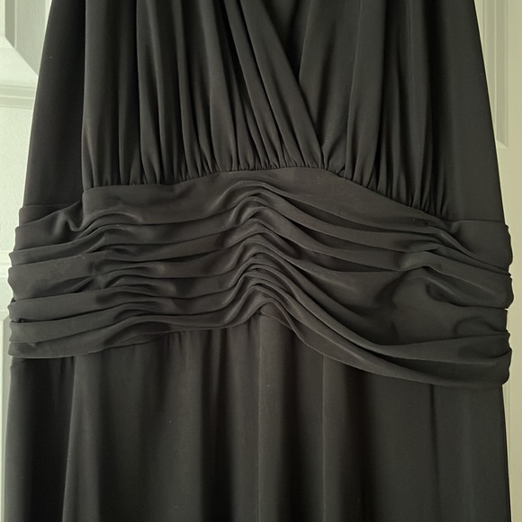 Evan Picone V Cut Halter Black Fit Flare Dress Size 12 - Picture 3 of 5